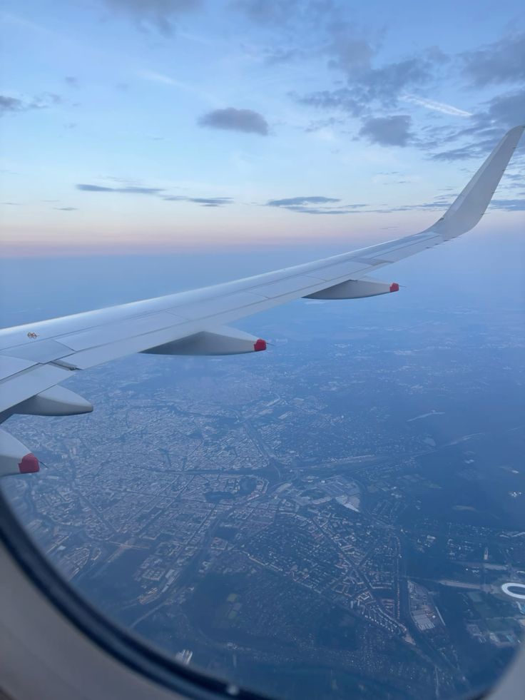 Operario en una línea de producción automatizada